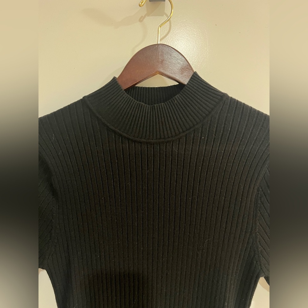 Madison Grey- Elegant Black Ribbed Women's Short Sleeve Top - Picture 2 of 5
